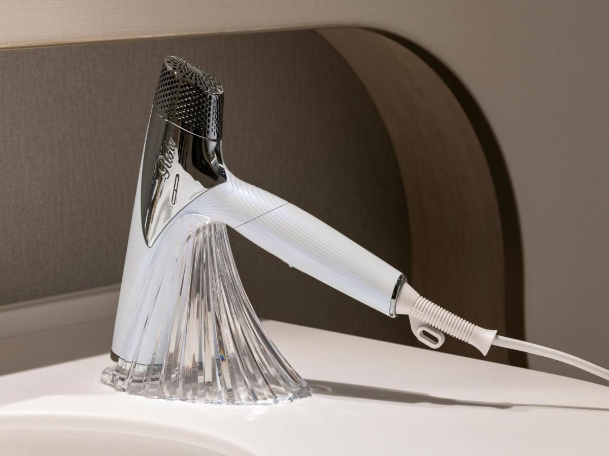 Mitsui Garden Hotel Yokohama Minatomirai Premier Exterior photo A hair dryer