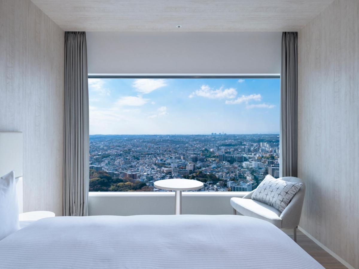 Mitsui Garden Hotel Yokohama Minatomirai Premier Exterior photo A guest room at the hotel
