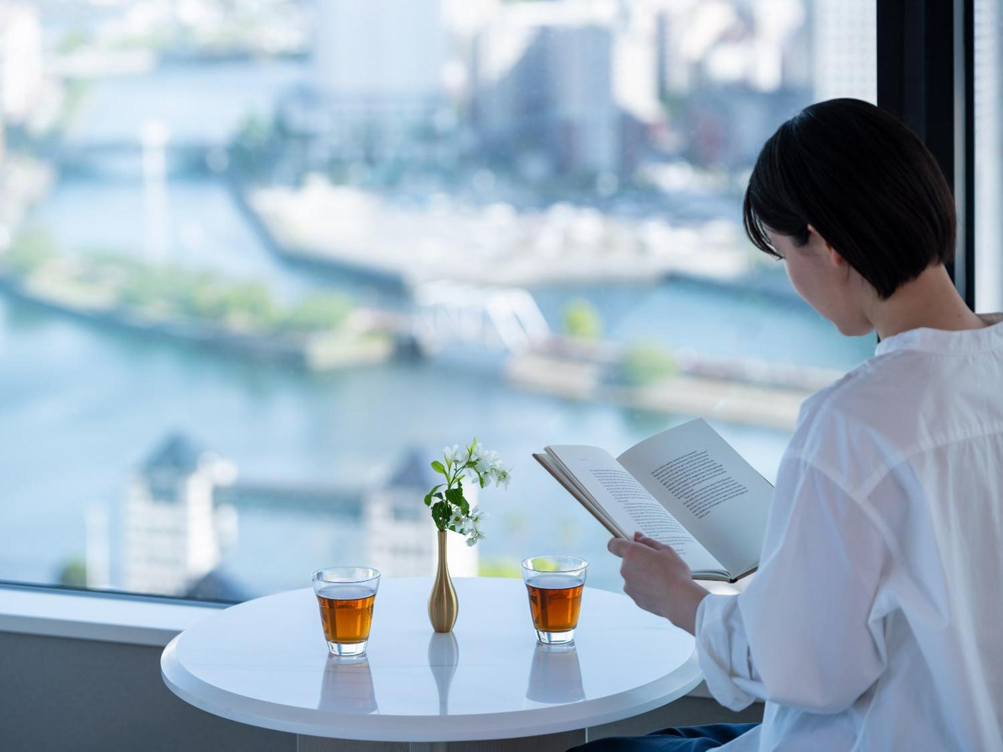 Mitsui Garden Hotel Yokohama Minatomirai Premier Exterior photo A woman reading a book
