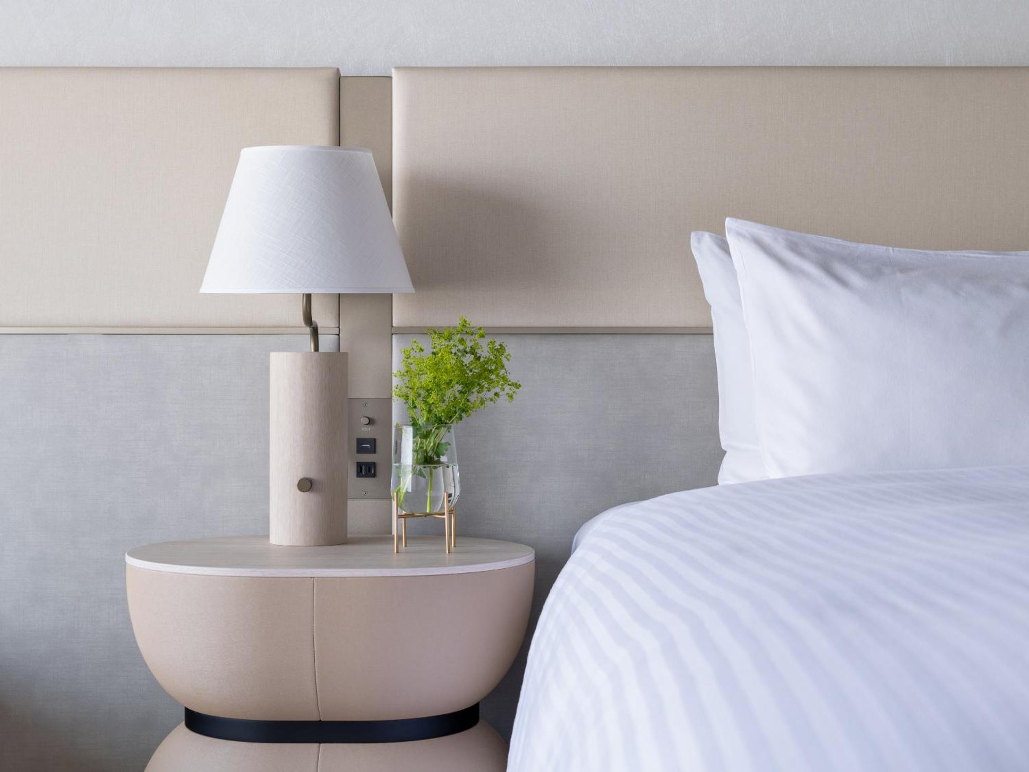 Mitsui Garden Hotel Yokohama Minatomirai Premier Exterior photo A bedside table