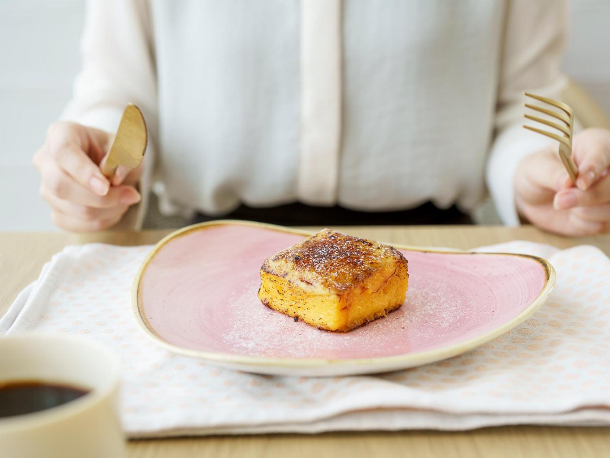 Mitsui Garden Hotel Yokohama Minatomirai Premier Exterior photo A woman with a plate of food