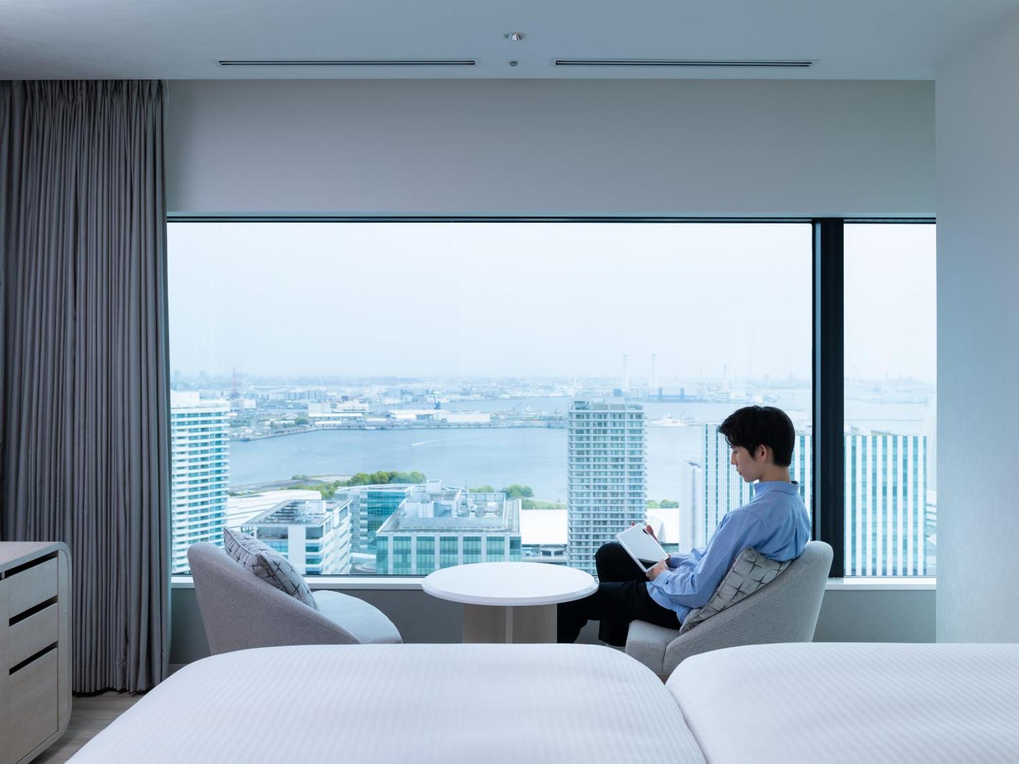 Mitsui Garden Hotel Yokohama Minatomirai Premier Exterior photo A guest room at the hotel