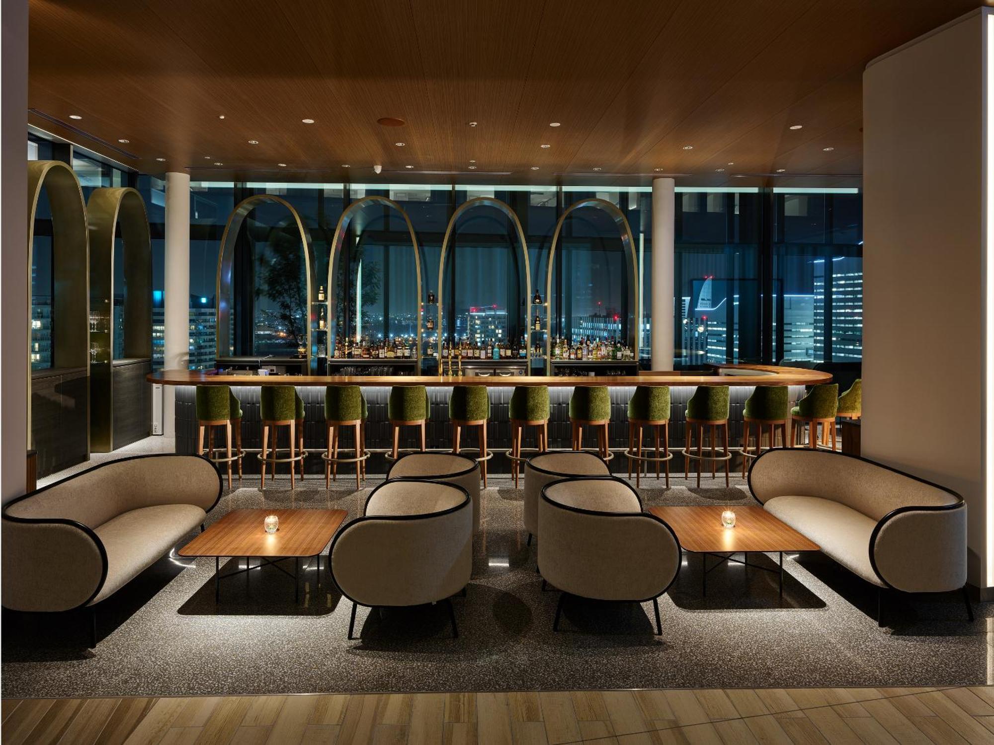 Mitsui Garden Hotel Yokohama Minatomirai Premier Exterior photo The bar at the 360° Sky Lounge