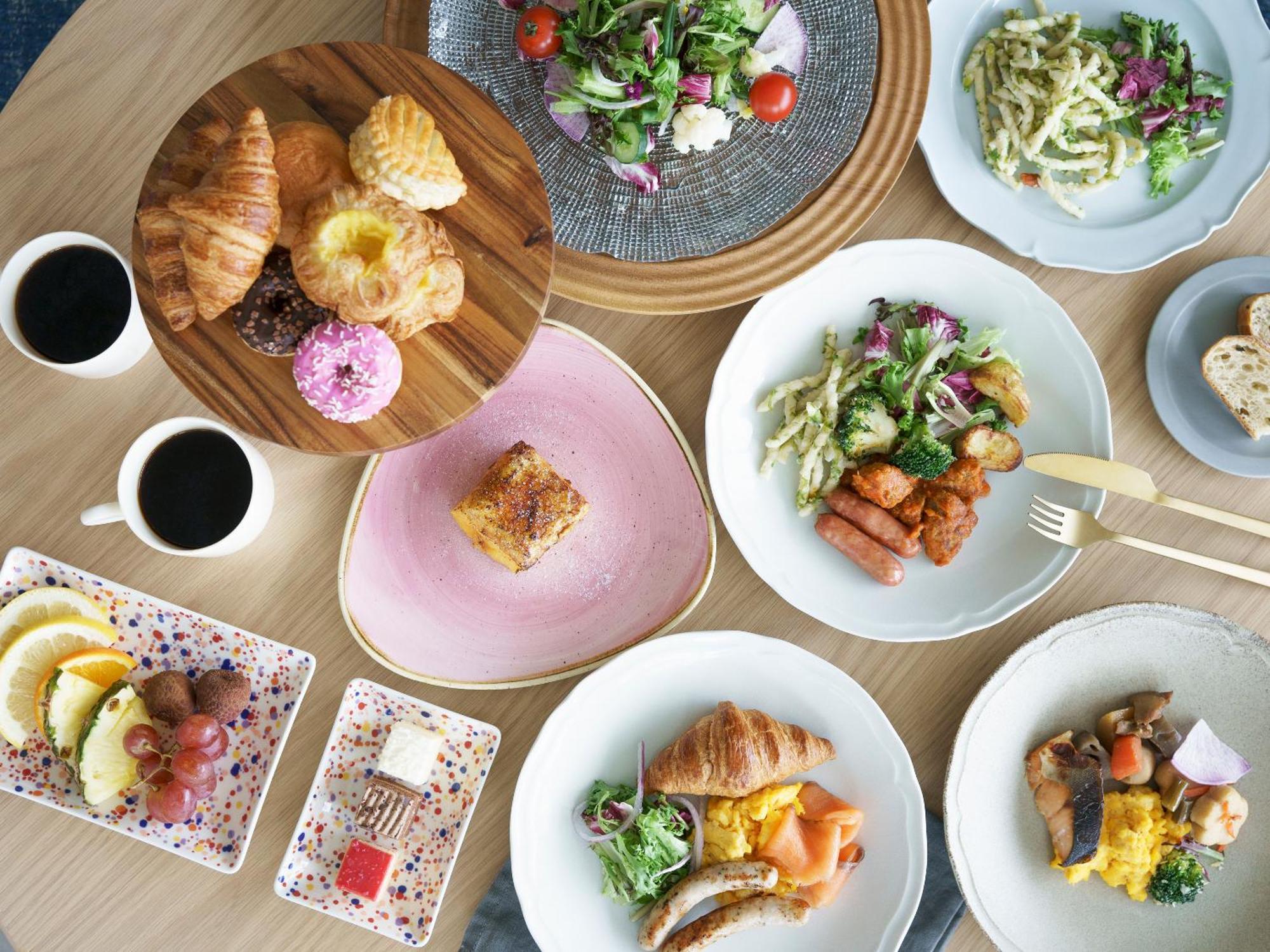 Mitsui Garden Hotel Yokohama Minatomirai Premier Exterior photo A selection of dishes at the restaurant